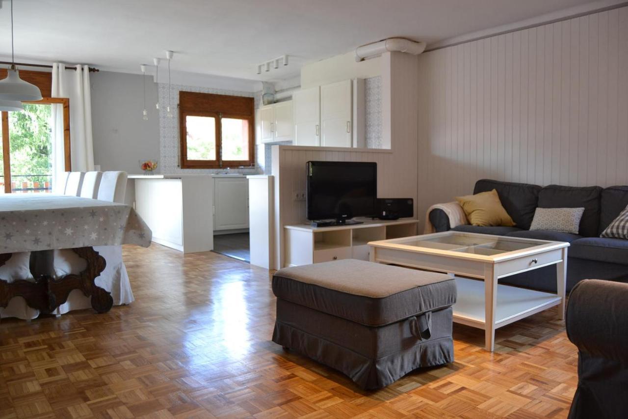 Amplio Apartamento Con Piscina En Льївія Екстер'єр фото